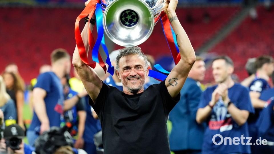 Luis Enrique wollte den Henkelpott gar nicht mehr hergeben. Bild: Nick Potts/PA Wire/dpa