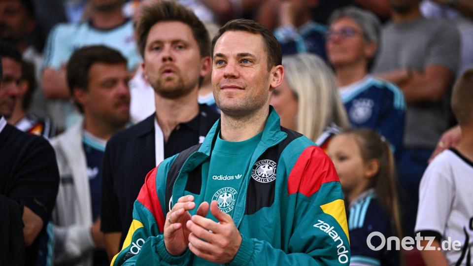 Lächelnder Zuschauer im Mainzer Stadion: Manuel Neuer. Bild: Tom Weller/dpa