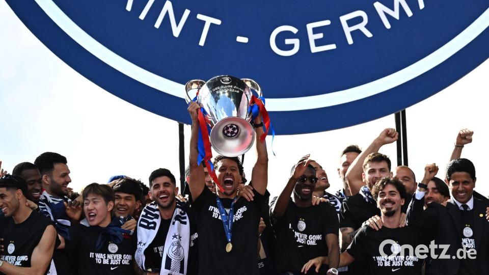 Kapitän Marquinhos präsentiert den Königsklassen-Pokal bei der Feier in Paris. Bild: Emma Da Silva/AP/dpa