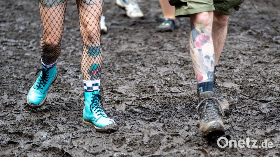 Wenn es regnet, geht es auf vielen Festivalgeländen recht matschig zu. Die Besucher stört das aber meistens nicht. (Archivbild) Bild: Leonie Asendorpf/dpa