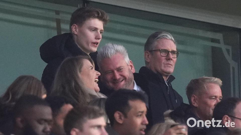 Der britische Premierminister Keir Starmer (r) ist selbst Arsenal-Fan. (Archivbild) Bild: Mike Egerton/PA Wire/dpa