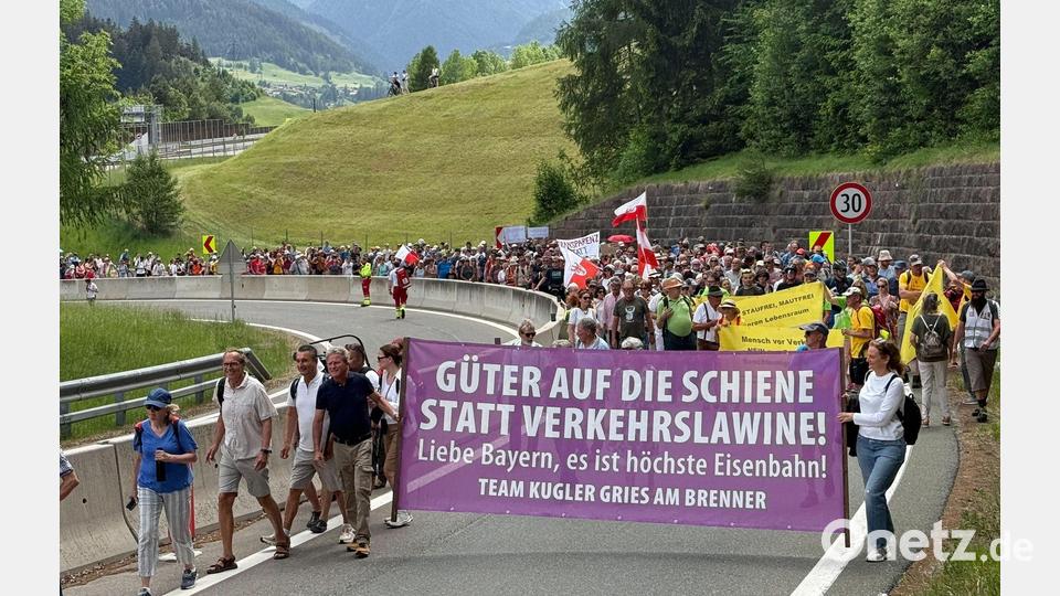 Menschen reisten mit Bahn und Fahrrädern zu dem Protest an. Bild: Matthias Röder/dpa
