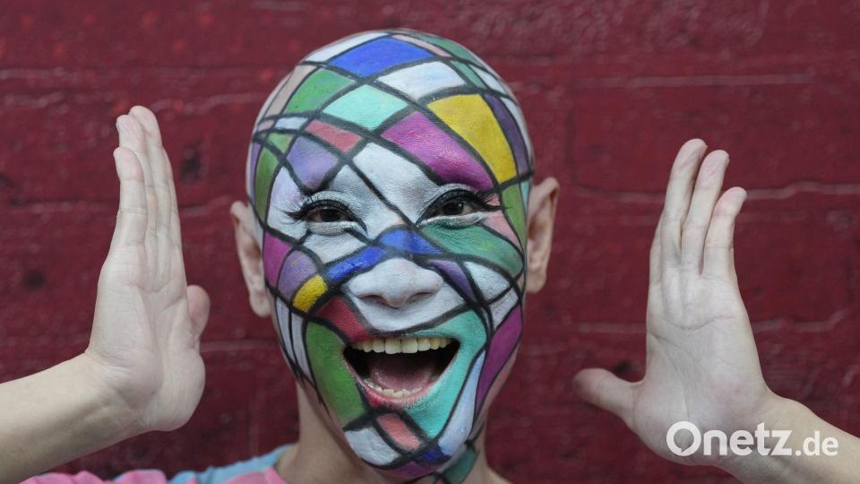 Ein Teilnehmer nimmt an der jährlichen Pride-Parade zur Feier des Pride-Monats der LGBTQ+-Gemeinschaft in Bangkok teil. Bild: Sakchai Lalit/AP/dpa