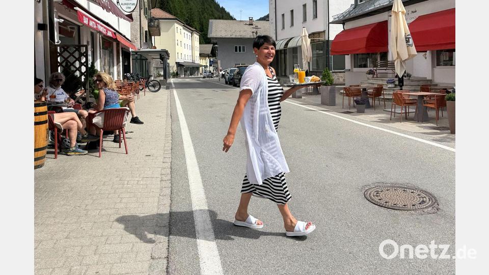 Ungewohnte Szenerie am Brenner: Kein Verkehr - und daher stressfreies Bedienen der Gäste auf der anderen Straßenseite. Bild: Matthias Röder/dpa