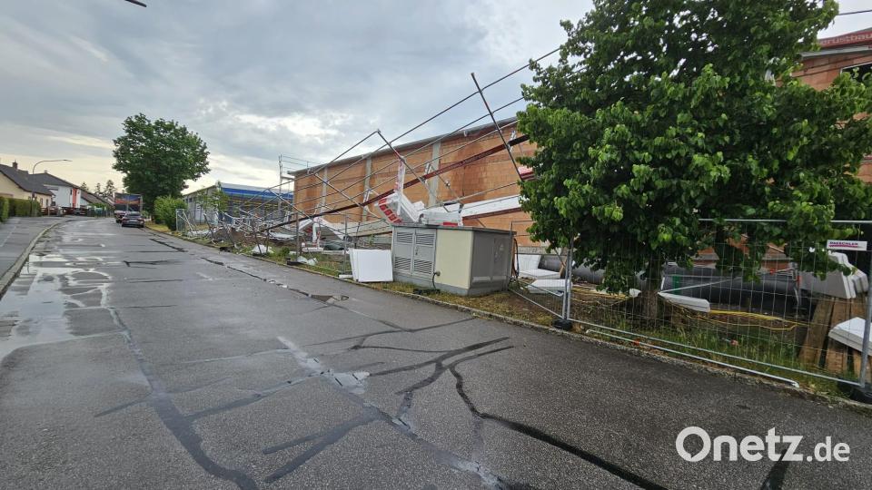 Durch das Unwetter stürzte im Landkreis Schwandorf auch ein Gerüst um. Bild: FF Bergham, Daniel Reil