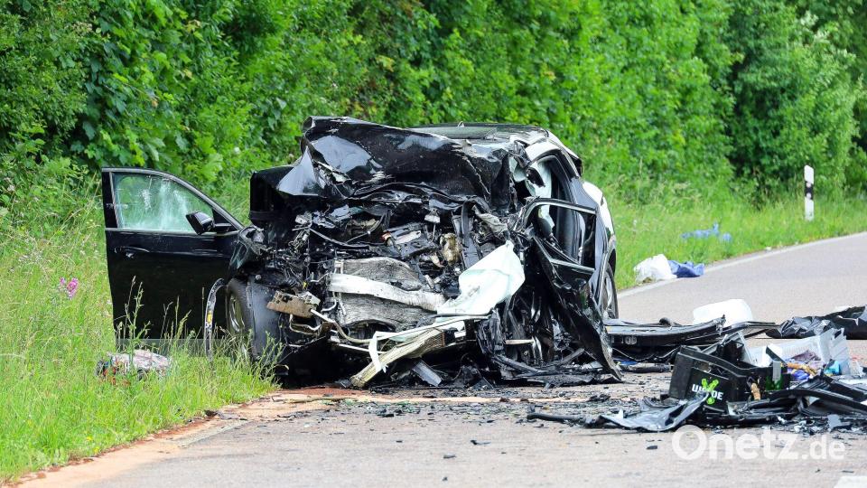 Die beiden Autos wurden komplett zerstört. Bild: Thomas Riedel/dpa