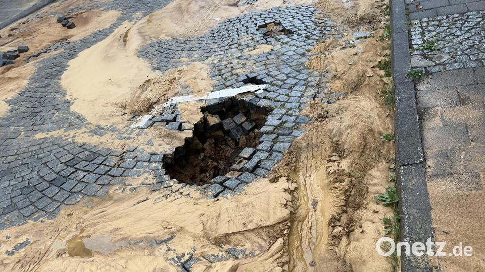 Ein Wasserrohrbruch in der Frühlingsstraße in Sulzbach-Rosenberg hat am Samstag zu erheblichen Schäden geführt. Bild: PI Sulzbach-Rosenberg