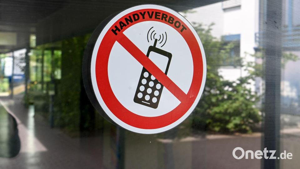 Bei Grundschulkindern ist bei Smartphone-Nutzung laut NRW-Schulministerium Zurückhaltung geboten. (Archivbild) Bild: Jens Kalaene/dpa
