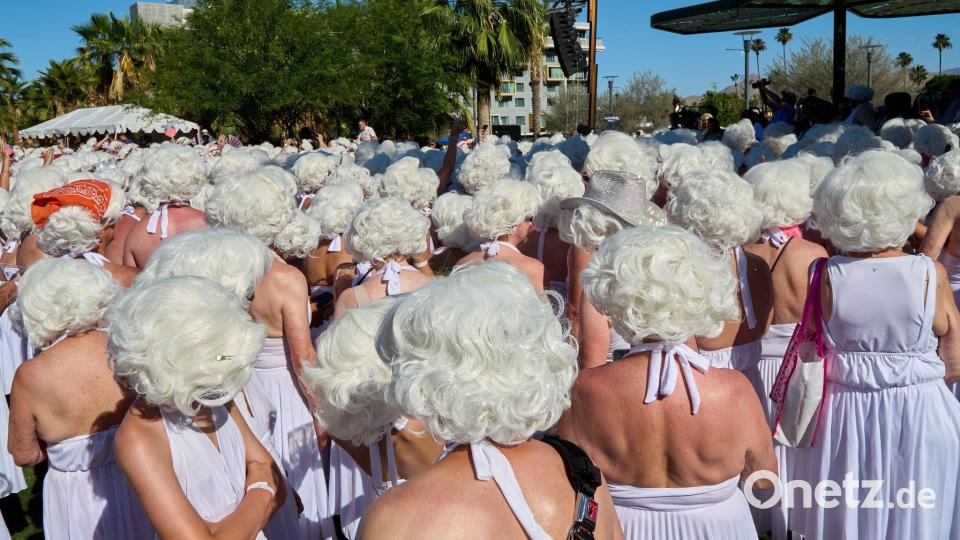 Als Marilyn Monroe verkleidete Teilnehmer versammeln sich in der Innenstadt von Palm Springs. Bild: Ian L. Sitren/ZUMA Press Wire/dpa