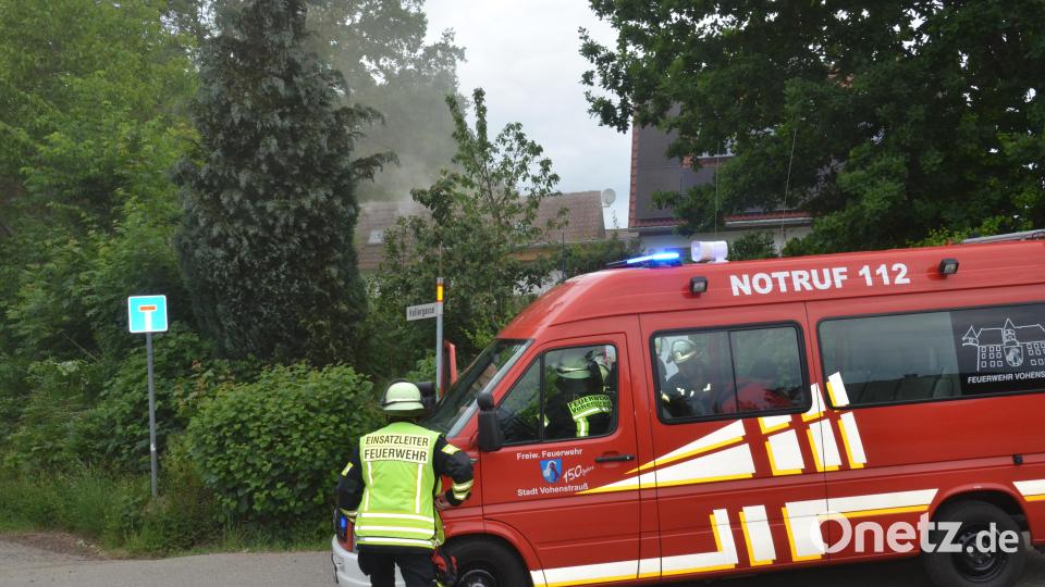 Starke Rauchentwicklung in einem Nebengebäude in Altenstadt bei Vohenstrauß führte zu einem Großeinsatz der Feuerwehr. Bild: Elisabeth Dobmayer