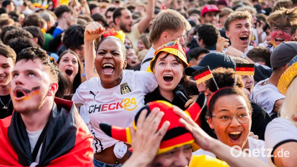 Das Check24-Shirt war 2024 auf vielen Fanmeilen zu sehen - wie hier in Berlin. (Archivbild) Bild: Christoph Soeder/dpa
