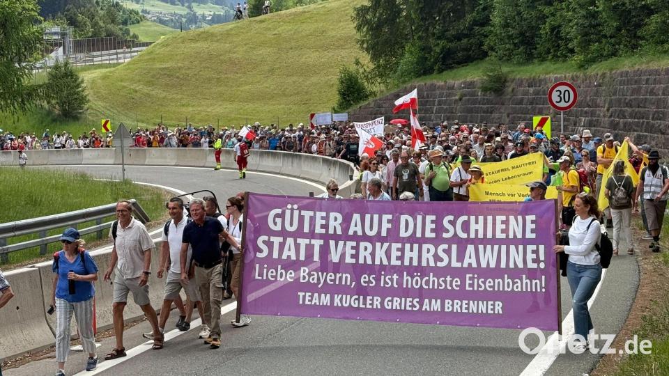 Menschen reisten mit Bahn und Fahrrädern zu dem Protest an. Bild: Matthias Röder/dpa