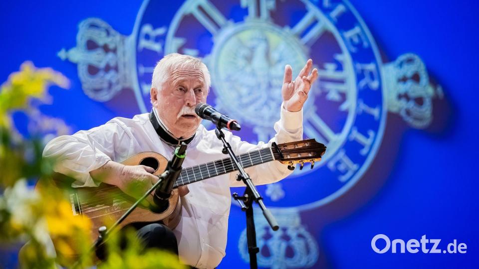 Wolf Biermann singt sein berühmtes Lied „Ermutigung“. Bild: Christoph Soeder/dpa
