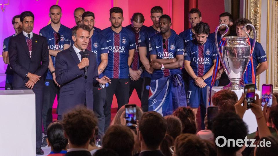 Emmanuel Macron empfängt das Team von PSG. Bild: Christophe Petit Tesson/Pool EPA/AP/dpa