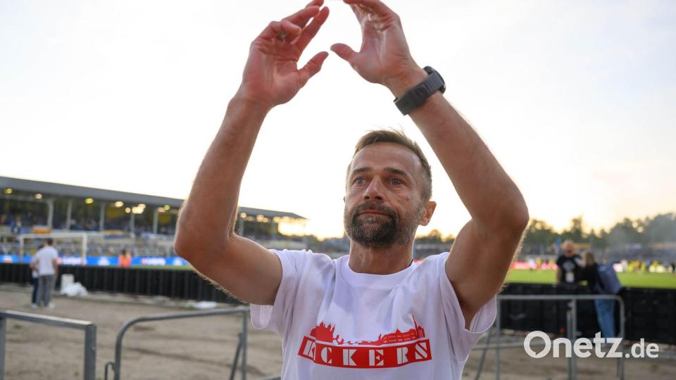 Michael Schiele (Trainer Würzburger Kickers) will den Aufstieg perfekt machen. Bild: Hendrik Schmidt/dpa