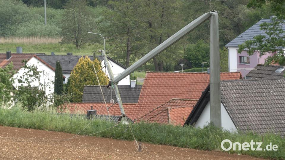 Ein Leitungsmast in Deusmauer, Gemeindeteil der Stadt Velburg im Landkreis Neumarkt in der Oberpfalz, ist umgeknickt. Bild:  Bernd März/ extremwetter.tv /dpa