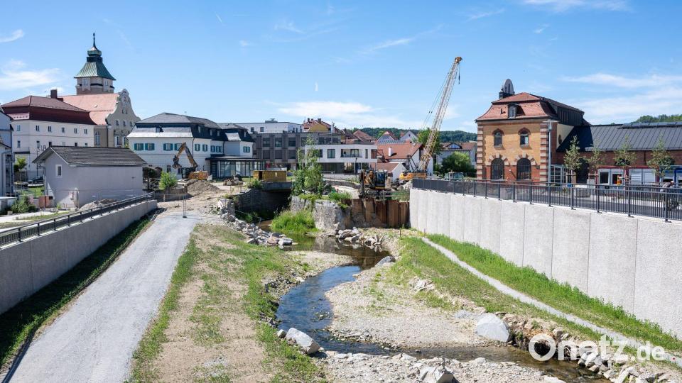 An der Erweiterung des Bachbettes des Simbach wird weiterhin gearbeitet. Bild: Armin Weigel/dpa