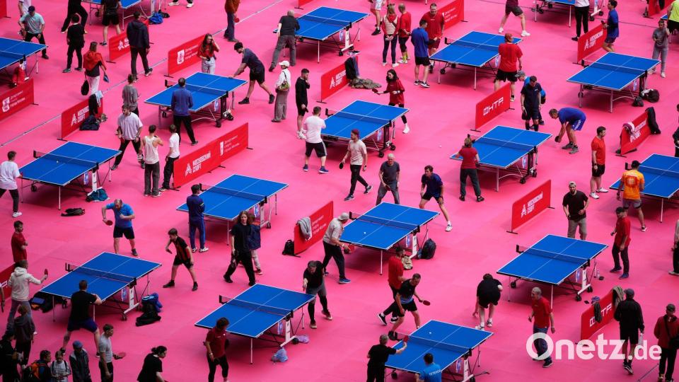 Menschen spielen Tischtennis auf dem Spielfeld des Luschniki-Stadions in Moskau während des Tischtennisfestivals. Bild: Pavel Bednyakov/AP/dpa
