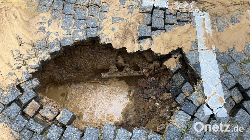 Ein Wasserrohrbruch in der Frühlingsstraße in Sulzbach-Rosenberg hat am Samstag zu erheblichen Schäden geführt. Bild: PI Sulzbach-Rosenberg