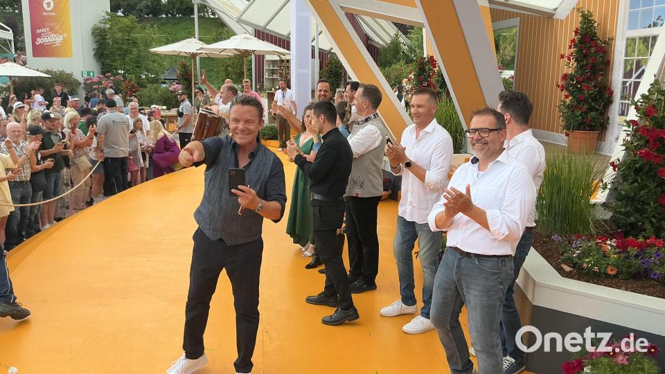 Die erste Ausgabe der letzten Staffel ist geschafft. Stefan Mross auf der Showbühne mit seinen Gästen. Bild: Kunz