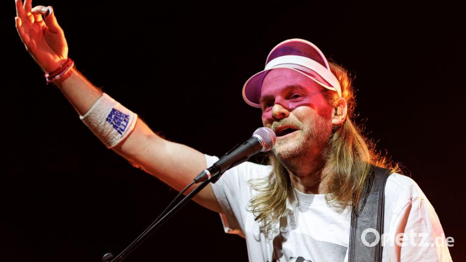 Es gibt viele Lieder, die für Fans eine tiefere Bedeutung hätten als „54, 74, 90, 2006“, so der Frontmann. (Archivbild) Bild: Daniel Karmann/dpa