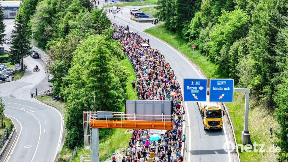 Tausende demonstrierten gegen die Umweltbelastungen durch den Transitverkehr Bild: Jason Tschepljakow/dpa