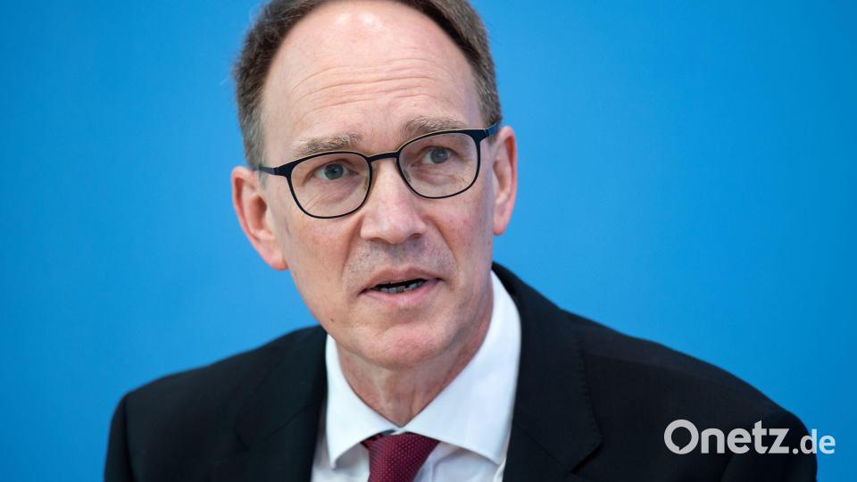 Marketing-Experte Peter Kenning sieht mehrere Motive hinter den Gratis-Aktionen. (Archivbild) Bild: Bernd von Jutrczenka/dpa