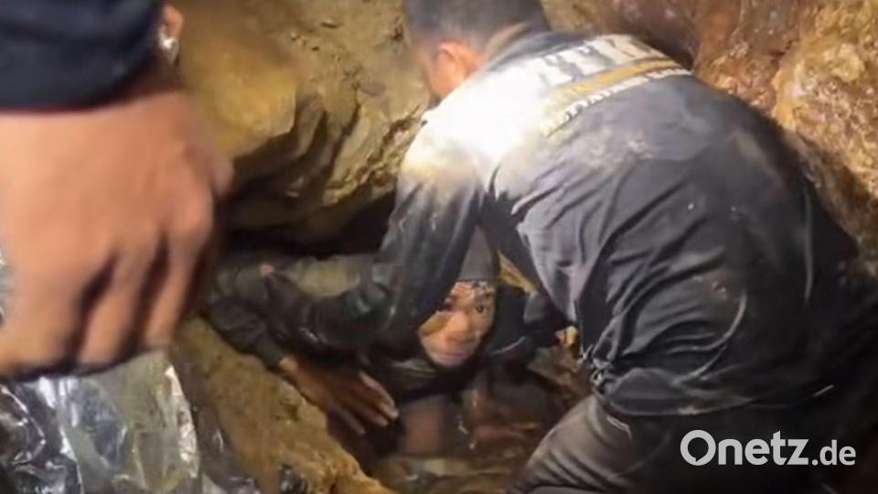 Um aus dem Berg zu kommen, mussten die tagelang eingeschlossenen Goldsucher viele enge Tunnel passieren. Bild: -/Metta Tham Rescue Kalasin/AP/dpa
