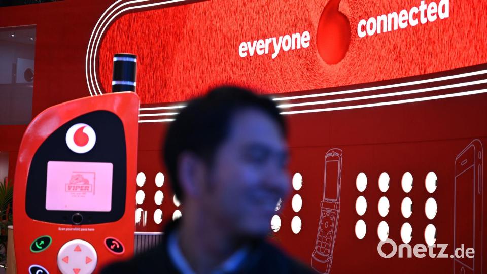 Am Vodafone-Messestand beim Mobile World Congress stand im März eine Handyattrappe, die an ein altes Nokia-Handy erinnerte. Solche Handys droht die Funkstille, wenn 2028 2G abgestellt wird. (Archivbild) Bild: Wolf von Dewitz/dpa