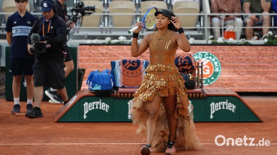 Trat auch in der Nightsession mit einem besonderen Outfit an: Naomi Osaka. Bild: Aurelien Morissard/AP/dpa