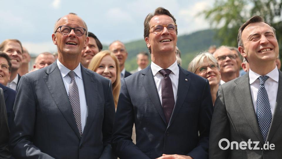 Als sei nichts gewesen: Merz, Wüst und Ziemiak. Bild: Oliver Berg/dpa-Pool/dpa