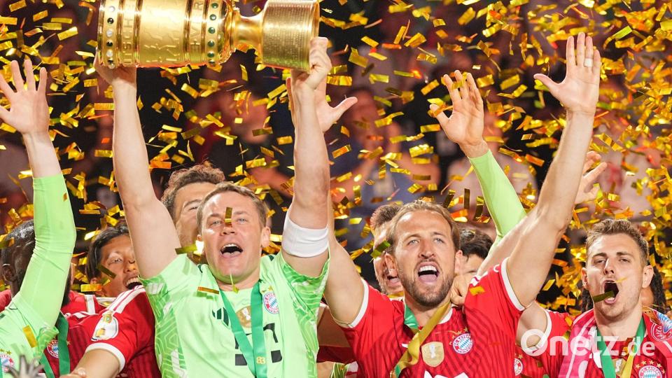 Neuer (l) soll der Rückhalt der deutschen Mannschaft werden. (Archivbild) Bild: Michael Kappeler/dpa