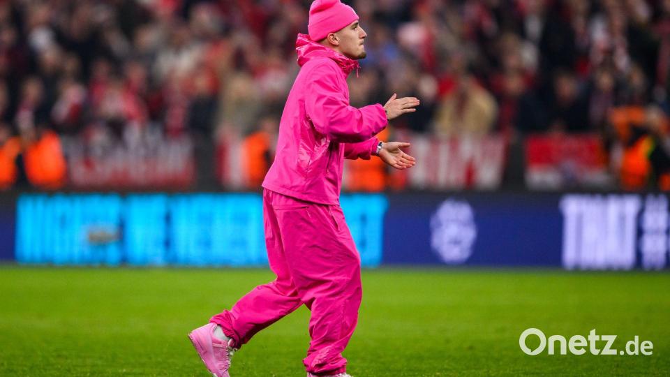 In München marschiert Lennart Karl mit einem knalligen Outfit über den Platz. (Archivbild) Bild: Tom Weller/dpa