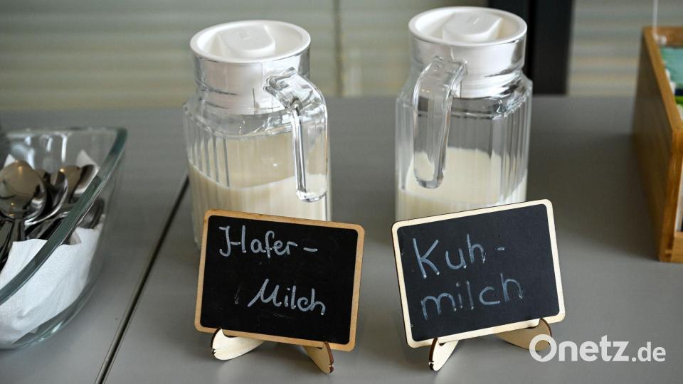 Echte „Milch“ gibt es laut Vorschrift nur von Tieren - aber im Alltag werden auch Pflanzendrinks so genannt. Bild: Jens Kalaene/dpa