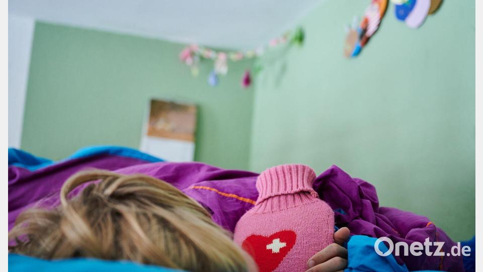 Wenn kranke Kinder betreut werden müssen, bleiben überwiegend Mütter zu Hause. (Archivbild) Bild: Annette Riedl/dpa