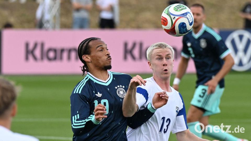 Leroy Sané (l) ist zum Herausforderer von Youngster Lennart Karl geworden. Bild: Federico Gambarini/dpa