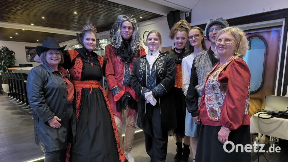 Das Team von „Das Geheimnis der Blutgräfin“ in Vohenstrauß. Bild: Florian Wein / OVIGO Theater