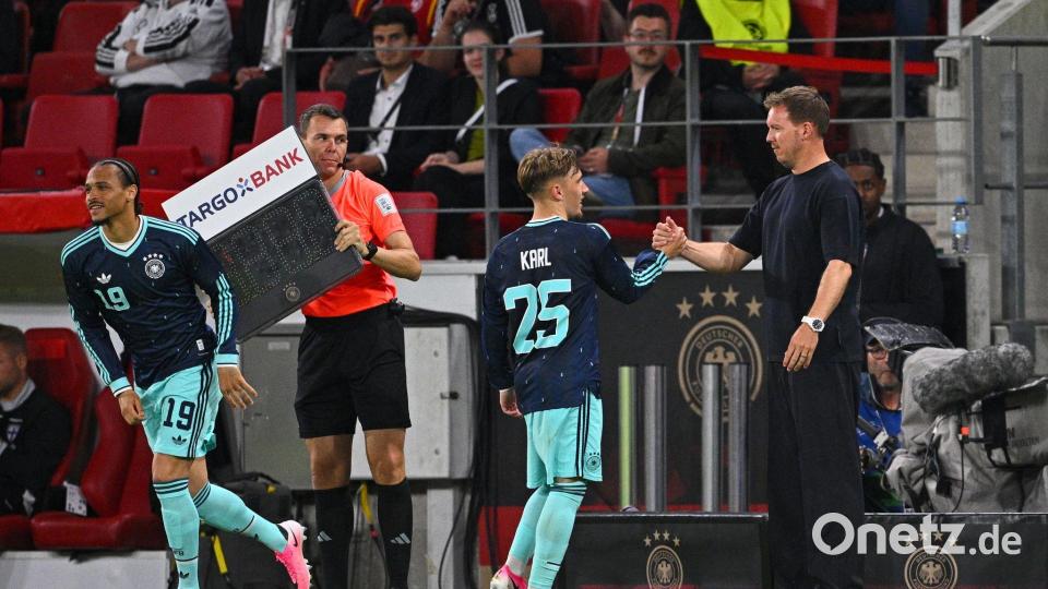 Bundestrainer Nagelsmann beglückwünscht Karl bei seiner Auswechslung. Bild: Tom Weller/dpa