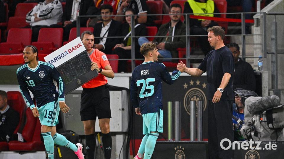 Bundestrainer Nagelsmann (r) klatscht mit Lennart Karl ab. Startet der Bayern-Youngster bei der WM richtig durch? Bild: Tom Weller/dpa