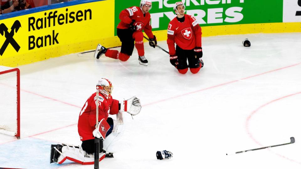 Der Moment nach dem Gegentor: Torhüter Leonardo Genoni und sein Team haben erneut ein WM-Finale verloren. Bild: Salvatore Di Nolfi/KEYSTONE/dpa