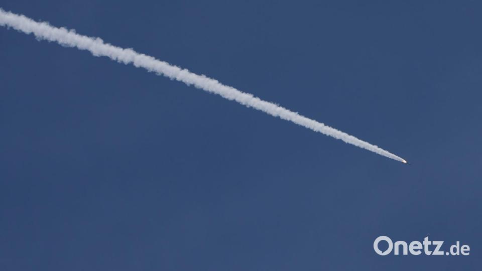 Laut Israels Armee feuerte die Hisbollah allein am Sonntag 35 Geschosse auf Israel. Bild: Ariel Schalit/AP/dpa