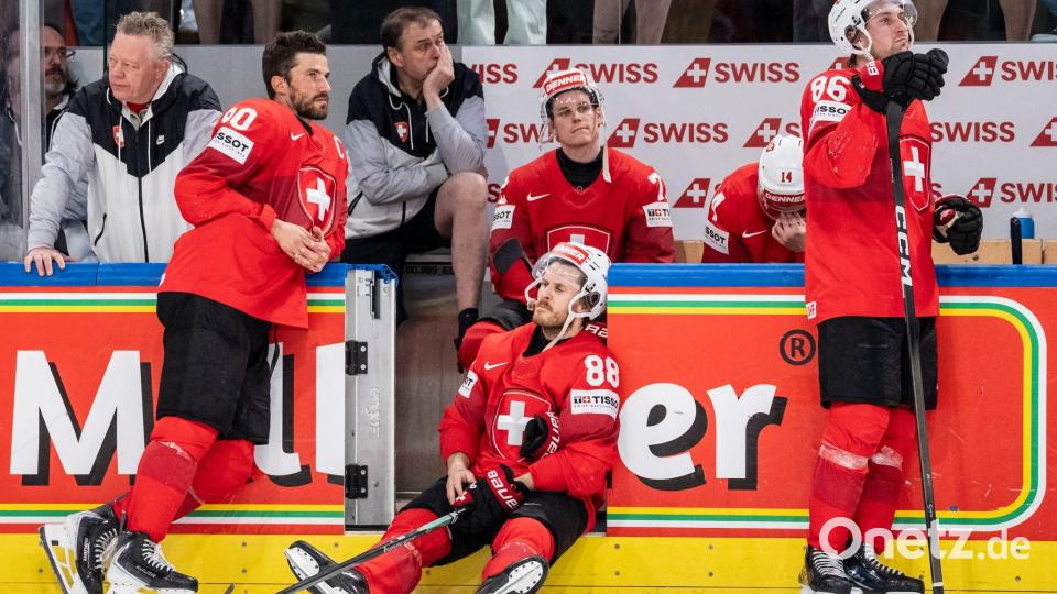 Die Schweiz um Kapitän Roman Josi (l) trauert nach dem verlorenen WM-Finale gegen Finnland. Bild: Claudio Thoma/KEYSTONE/dpa