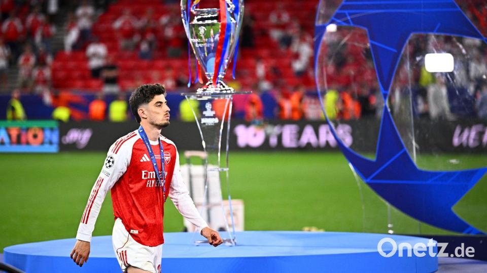 Kai Havertz geht nach dem verlorenen Finale der Champions League am Pokal vorbei. Bild: Tom Weller/dpa