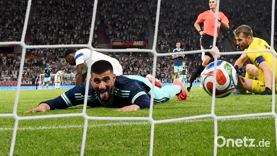 Ball rein, Zunge raus: Deniz Undav jubelt bäuchlings über sein zweites Tor gegen Finnland. Bild: Tom Weller/dpa