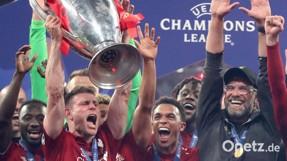 James Milner (l) feiert mit dem Champions-League-Pokal seinen größten Erfolg. (Archivbild) Bild: Jan Woitas/dpa-Zentralbild/dpa