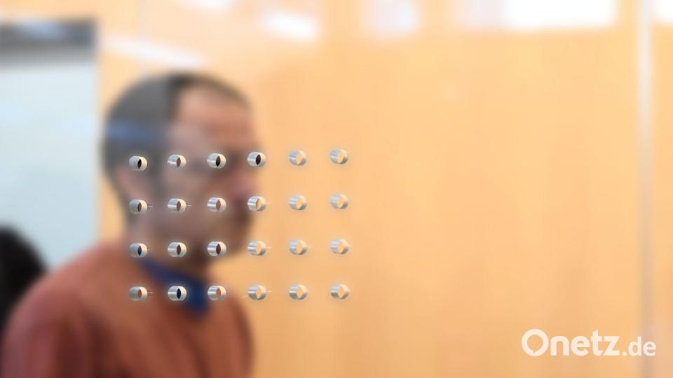 Der Angeklagte nahm die Höchststrafe äußerlich regungslos hin. Bild: Celine Frohnapfel/dpa