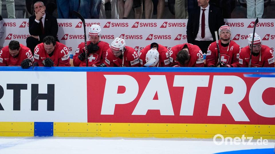 Großer Frust bei den Schweizern nach der erneuten Final-Niederlage. Bild: Darko Bandic/AP/dpa