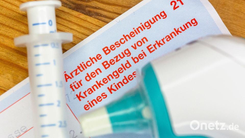 Gesetzlich versicherte Eltern können Krankengeld beantragen, wenn ein Kind unter zwölf Jahren krank ist und sie deshalb nicht zur Arbeit gehen. (Symbolbild) Bild: Fernando Gutierrez-Juarez/dpa