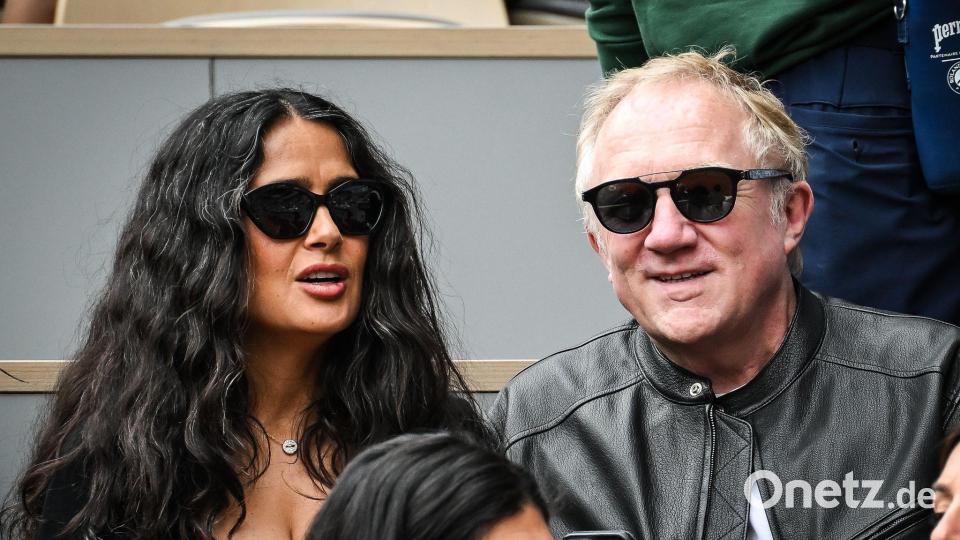 Francois-Henri Pinault und Salma Hayek (l.) verfolgen das Spiel von. Zverev Bild: Matthieu Mirville/ZUMA Press Wire/dpa
