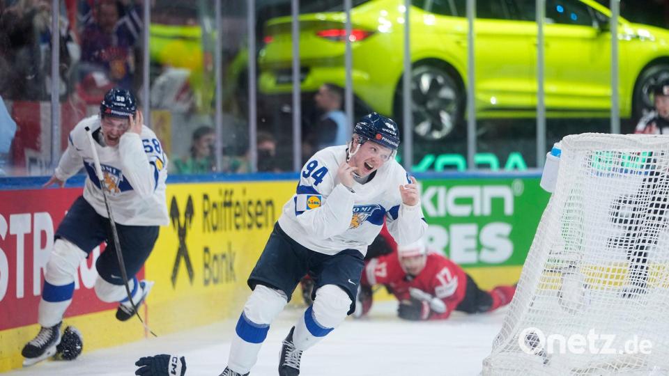 Der Finne Konsta Helenius entscheidet mit seinem Treffer das WM-Finale gegen Gastgeber Schweiz. Bild: Darko Bandic/AP/dpa